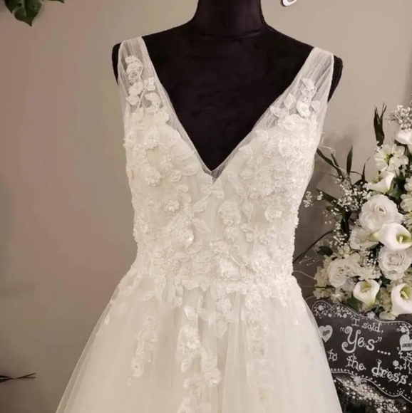 WEDDING DRESS - Picture 2 of 6